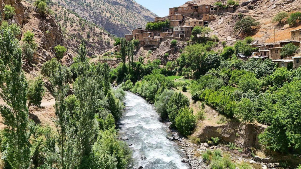 Bitlis’in Hacı Mehmet Köyü Doğası ve Taş Evleriyle Büyülüyor